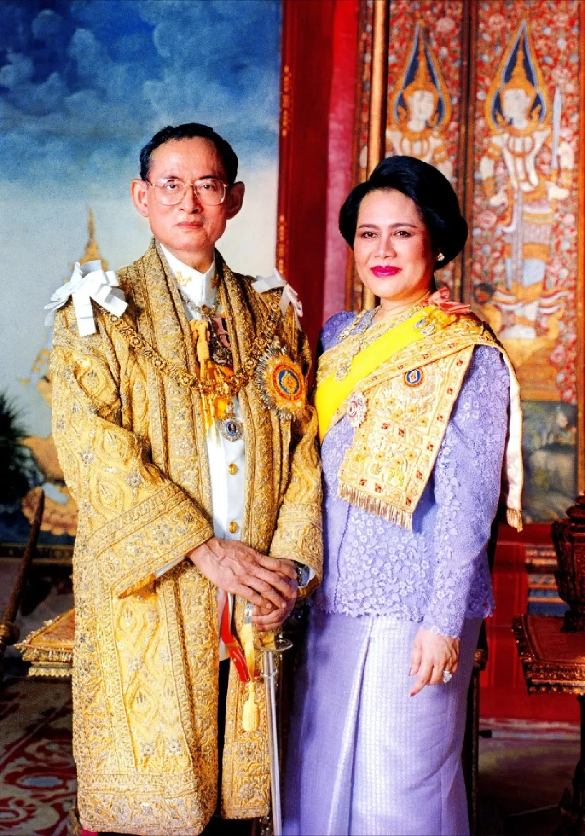 สะพักมหาจักรี ความสำคัญ "ฉลองพระองค์" ในพระฉายาลักษณ์สมเด็จพระพันปีหลวง
