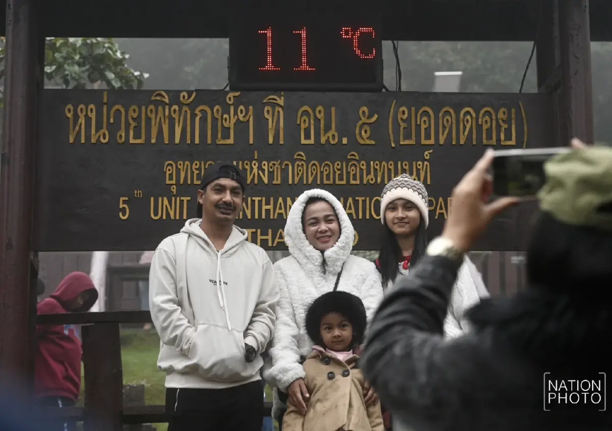 ดอยอินทนนท์ คึกคัก นักท่องเที่ยวแห่รับลมหนาวแรก อุณหภูมิดิ่ง 11 องศาฯ