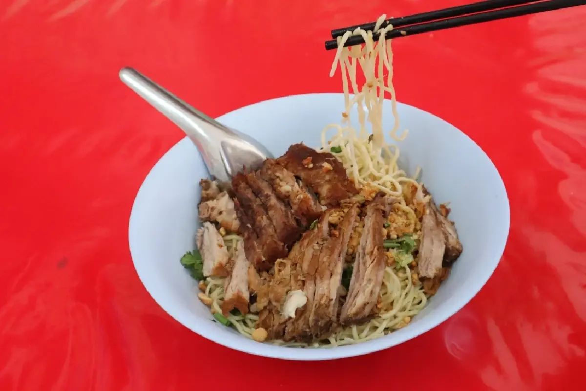 ‘ร้านไหหลำเชียงของ’ ตำนาน ‘บะหมี่’ ทำมือ ‘ข้าวมันไก่’  62 ปี