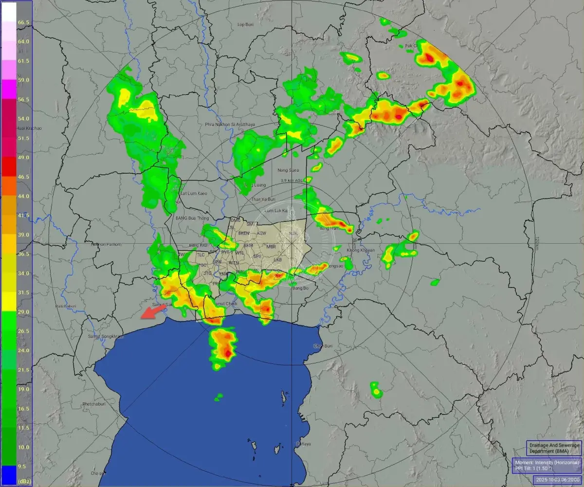 กรุงเทพฝนตกหนัก ลมแรง มีน้ำท่วม ต้นไม้ล้มหลายจุด ขวางถนน 3 สายหลัก
