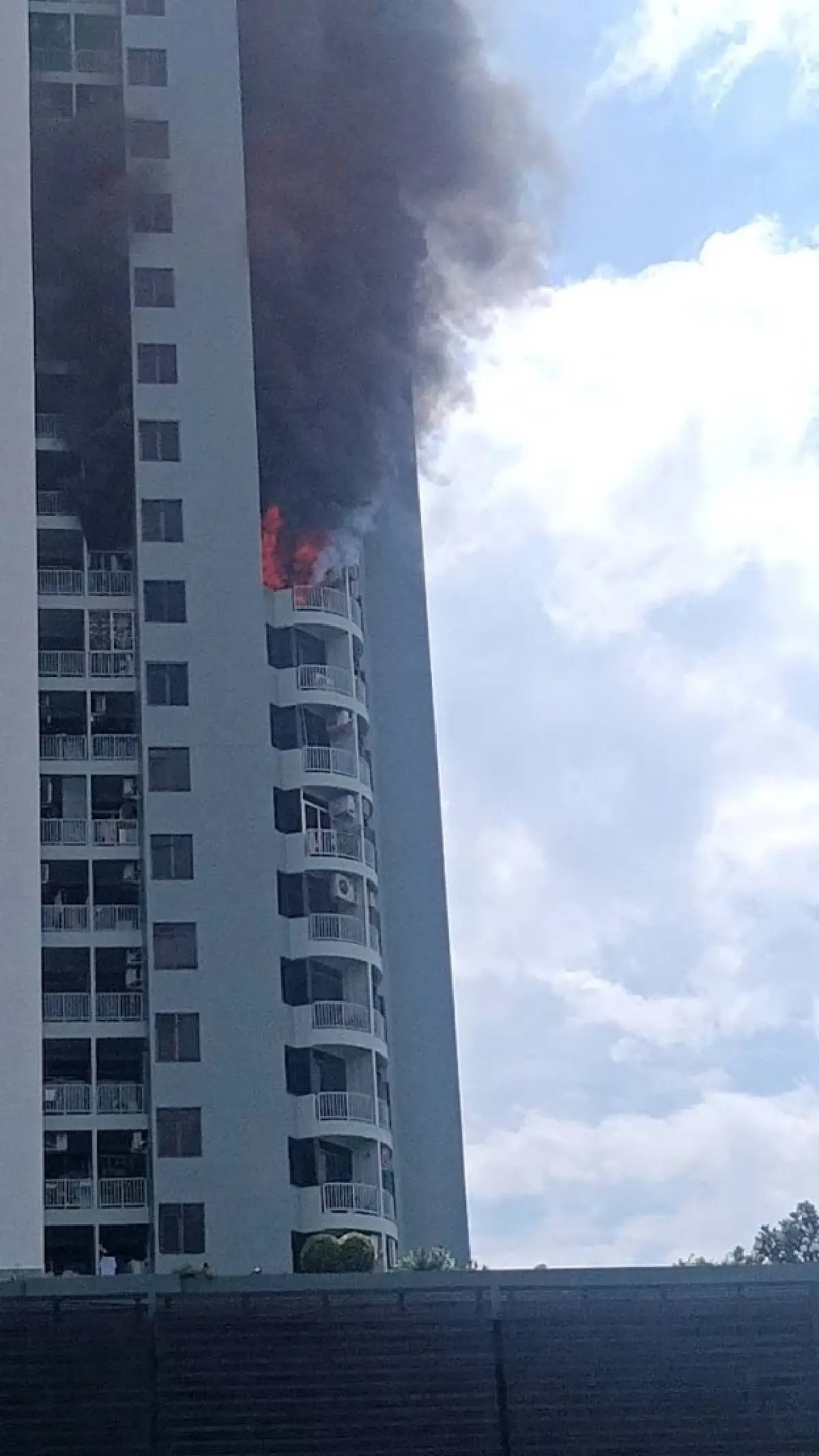 ด่วน ไฟไหม้คอนโดสูง 38 ชั้น ตรงข้ามห้างดังปิ่นเกล้า คนติดค้างอื้อ