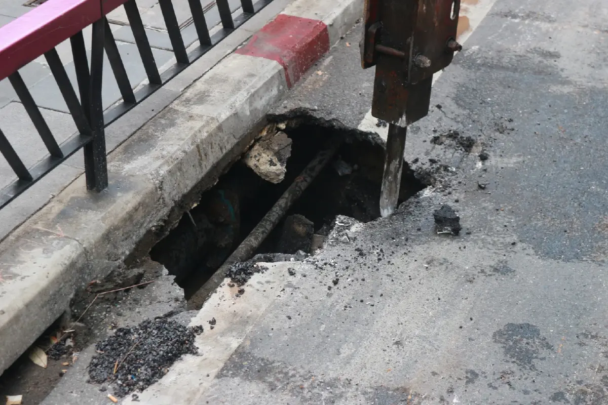 ซ่อมเสร็จแล้ว "หลุมยุบ" ถนนพระราม 1 หน้า รพ.ตำรวจ รถสัญจรได้ตามปกติ