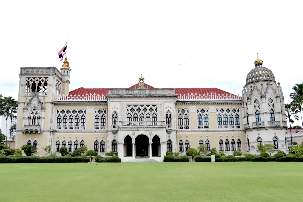 ทำเนียบรัฐบาล ลดธงครึ่งเสา น้อมอาลัย พระพันปีหลวง สวรรคต