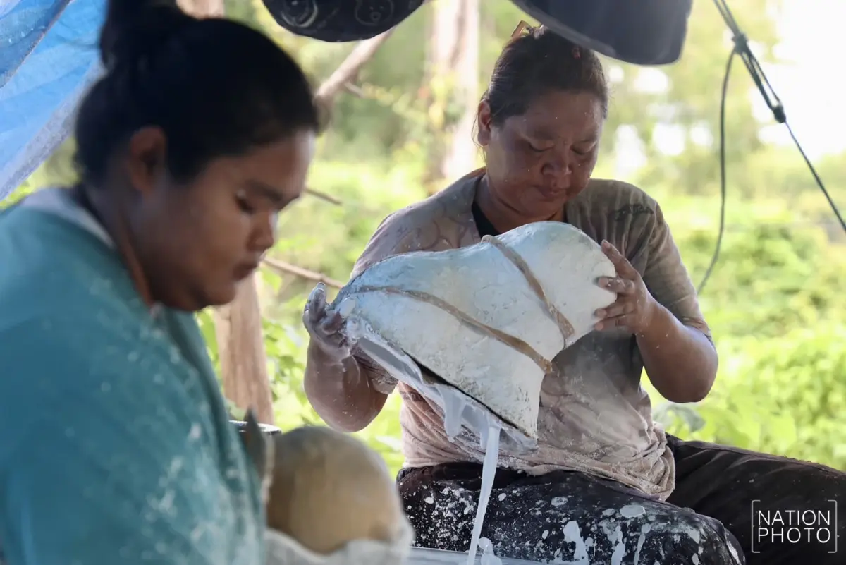 กระทบหนัก น้ำท่วม บ้านจิกสามร้อย จ.พิจิตร แหล่งผลิตกระปุกออมสินรายใหญ่