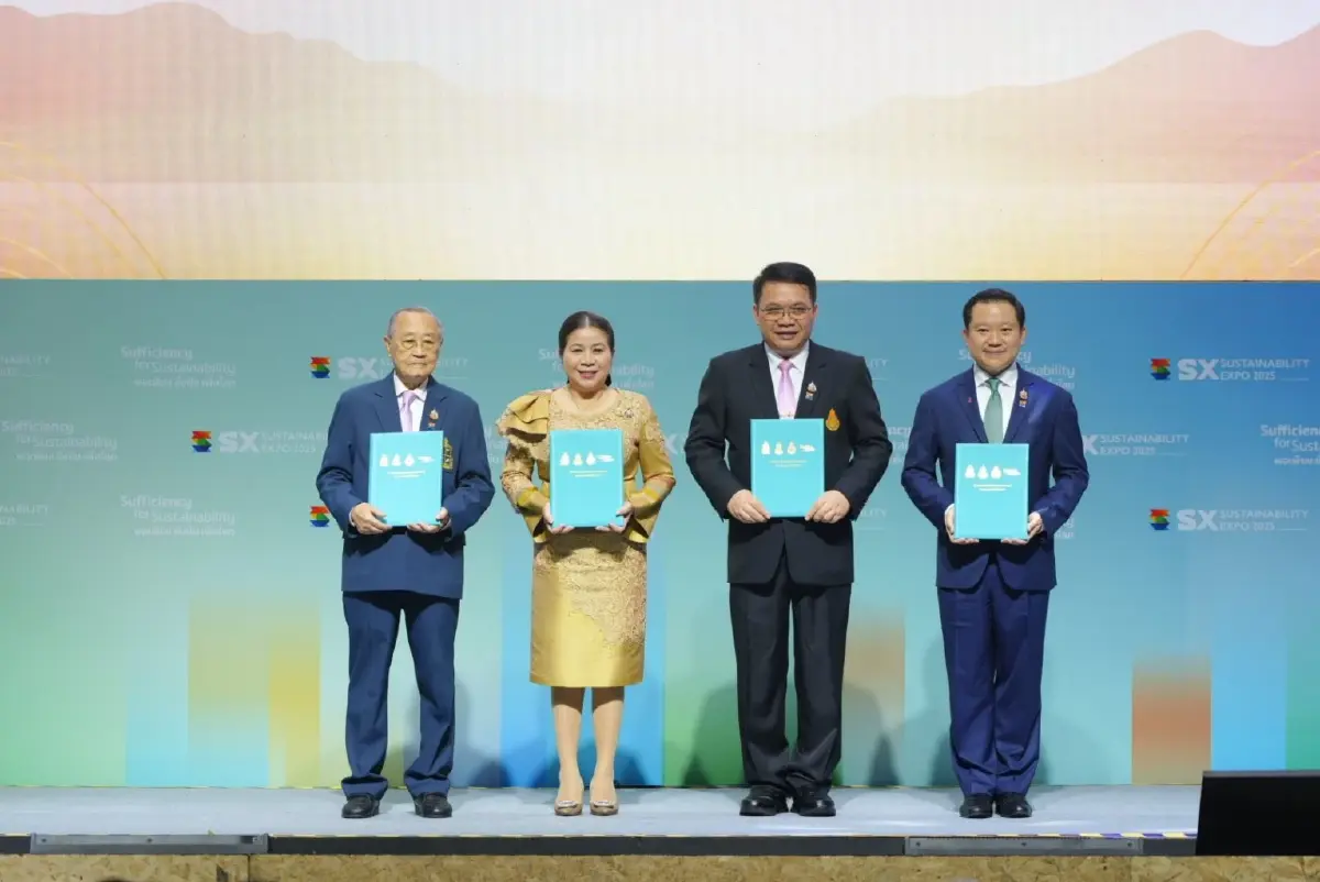สานต่อแนวพระราชดำริ พร้อมส่งมอบรถโมบาย สื่อการสอนสมัยใหม่