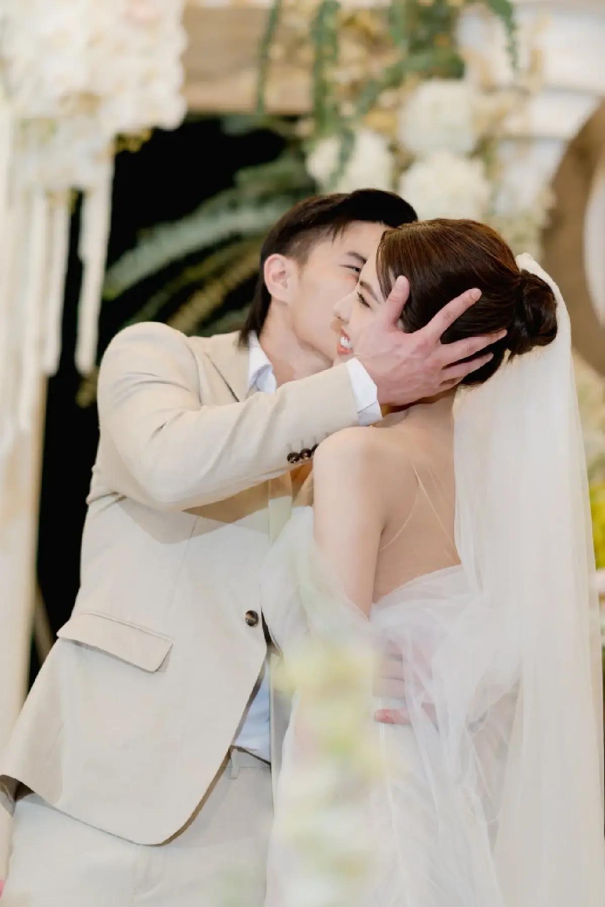 แห่ยินดี 'ตะวันฉาย' นักมวยดัง ควงแฟนสาวเข้าพิธีวิวาห์ พร้อมเปิดตัวลูกชาย