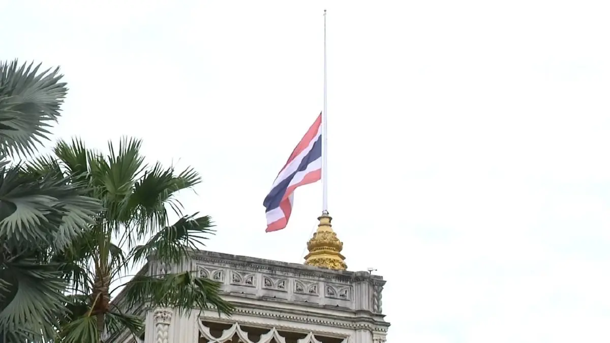 นายกฯเชิญ ครม.ประชุมนัดพิเศษเตรียมการพระราชพิธี ทำเนียบรัฐบาลลดธงครึ่งเสาถวายความอาลัย