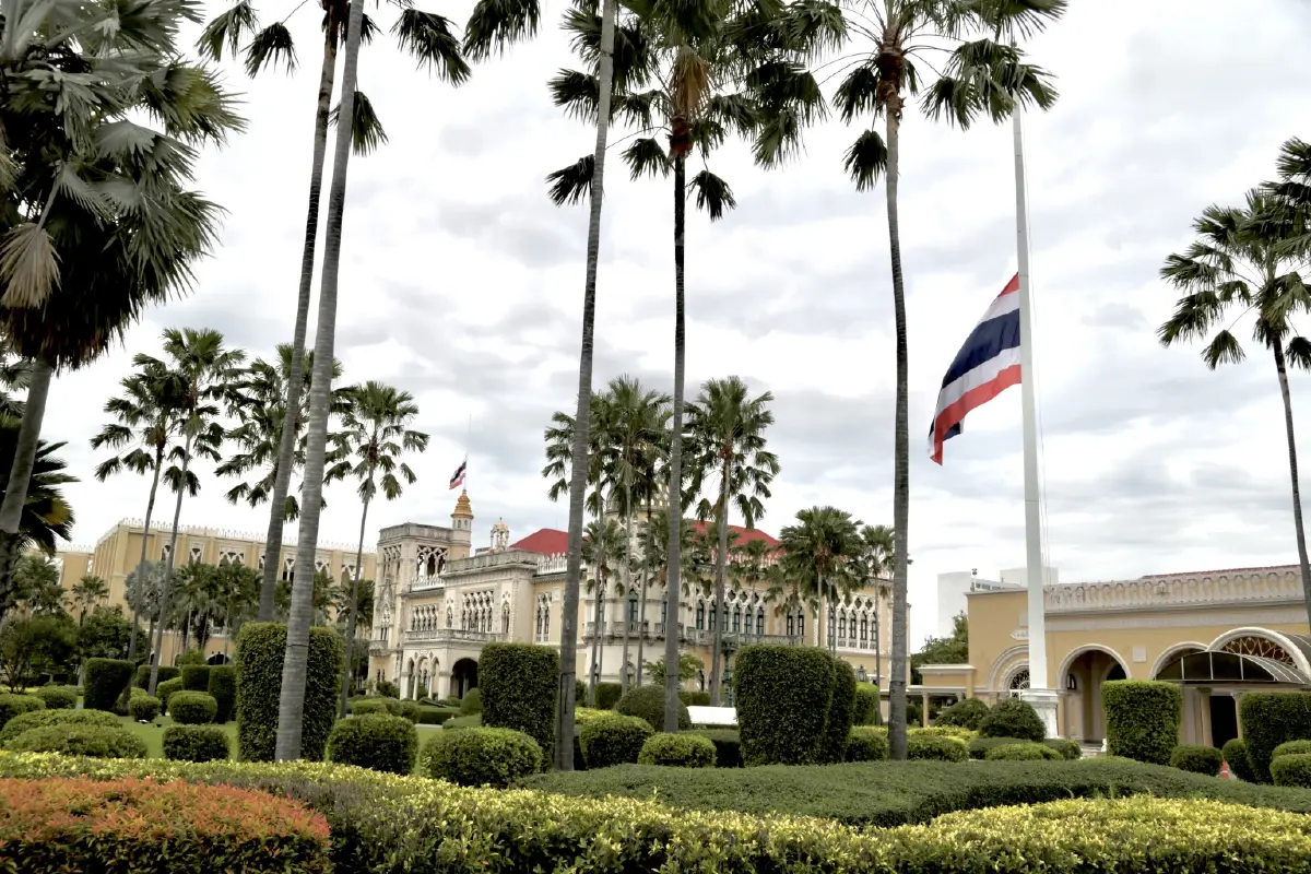 ทำเนียบรัฐบาล ลดธงครึ่งเสา น้อมอาลัย พระพันปีหลวง สวรรคต
