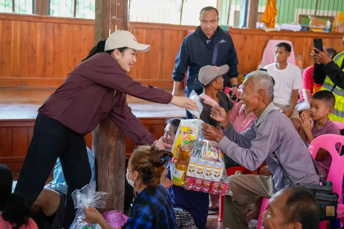 'แพทองธาร' นำสส.พท. เยี่ยมชาวอุตรดิตถ์ บอกเห็นใจเจอน้ำท่วมหนัก
