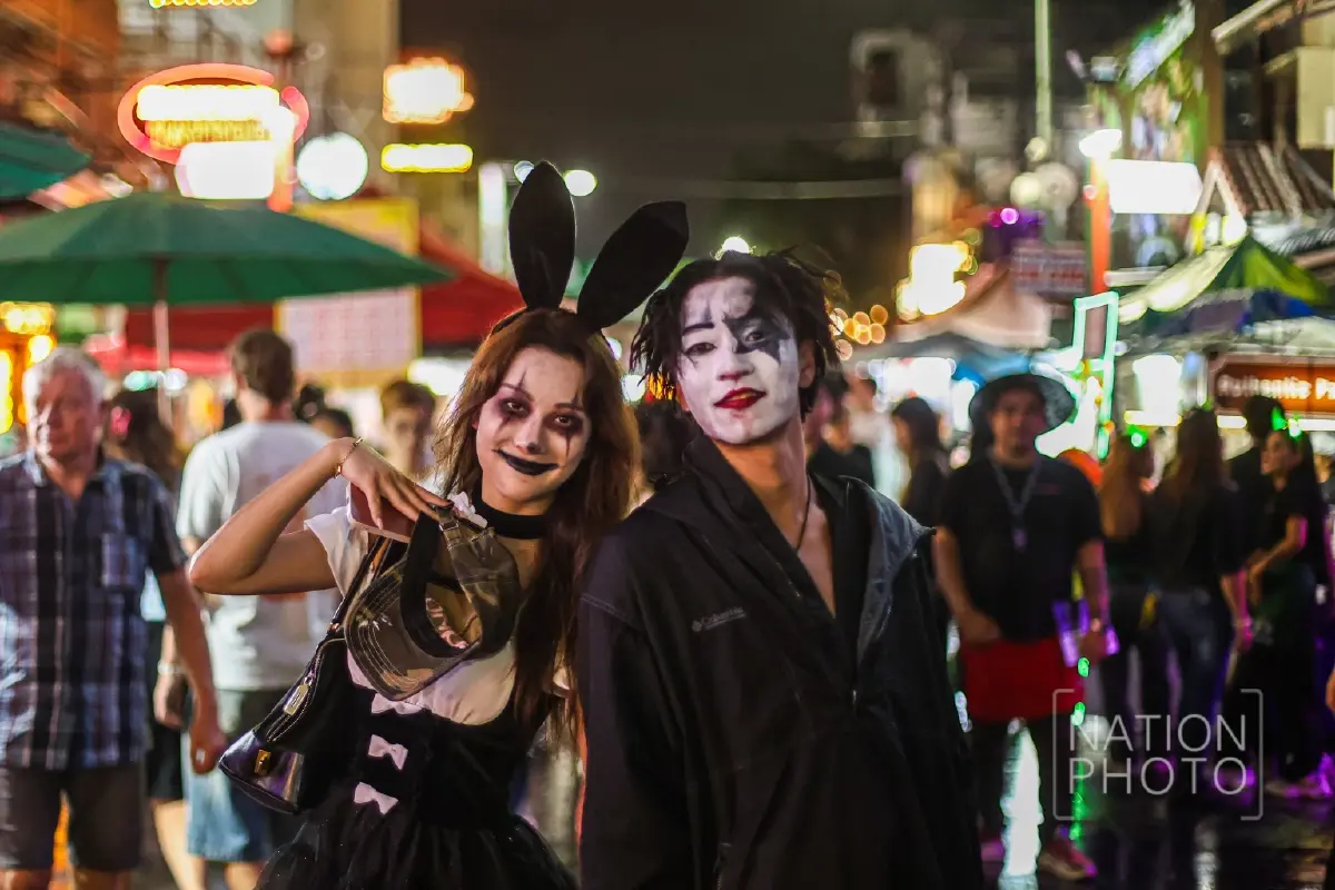สุดหลอน ฮาโลวีนถนนข้าวสาร นักท่องเที่ยวคึกคัก แม้งดพาเหรด-ลดเสียงเพลง
