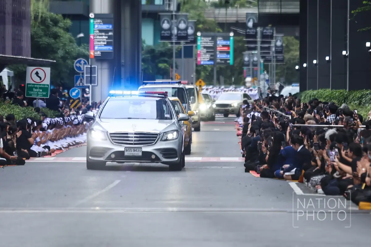 'ในหลวง-พระราชินี' เสด็จฯ เชิญพระบรมศพ 'สมเด็จพระพันปีหลวง'