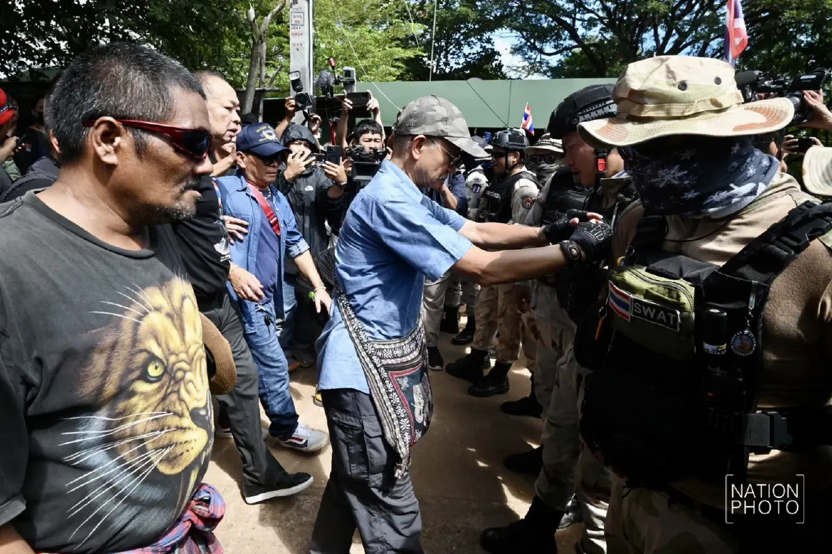 'วีระ' นำมวลชนฝ่าแนวกั้น 3 ชั้น ทวงคืนพื้นที่ไทย เจรจาก่อนปล่อยตัว