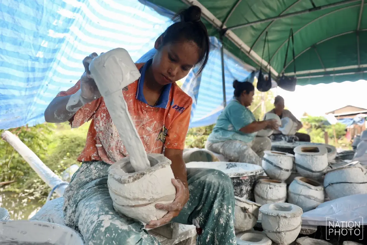 กระทบหนัก น้ำท่วม บ้านจิกสามร้อย จ.พิจิตร แหล่งผลิตกระปุกออมสินรายใหญ่