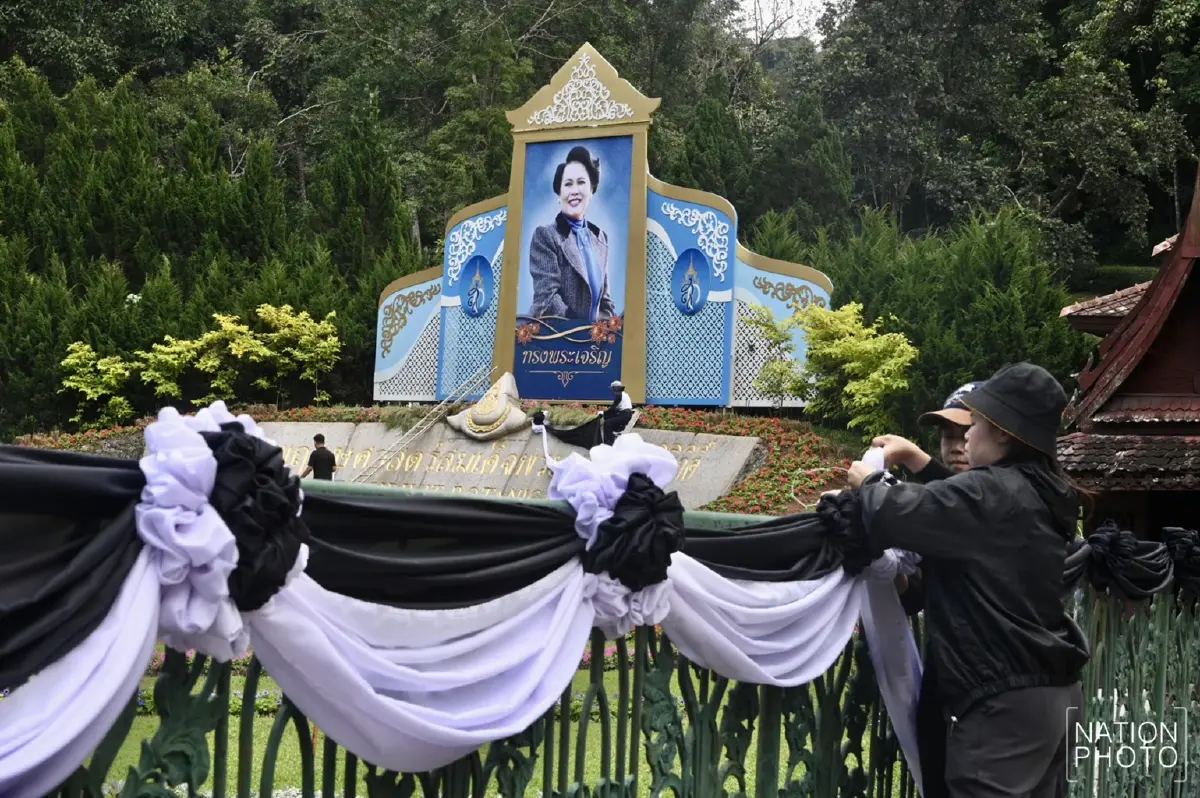 สวนพฤกษศาสตร์สมเด็จพระนางเจ้าสิริกิติ์ ประดับผ้าขาว-ดำ แสดงความอาลัย พระพันปีหลวง