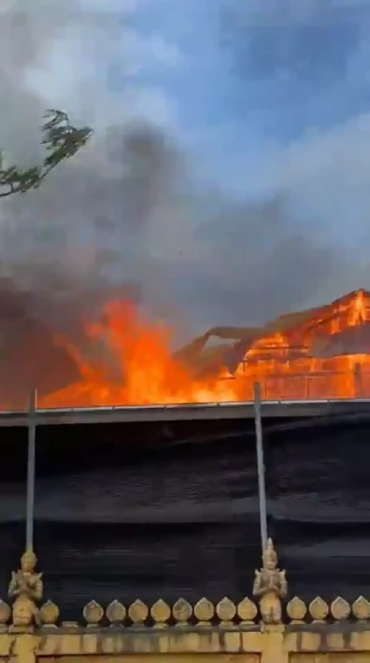 ระทึก ไฟไหม้วัดดัง ร้อยเอ็ด จนท.เร่งระดมฉีดน้ำควบคุมเพลิงไหม้