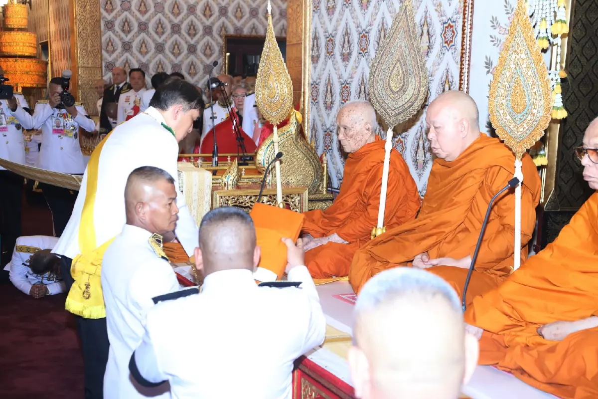 'ในหลวง-พระราชินี' เสด็จฯ เชิญพระบรมศพ 'สมเด็จพระพันปีหลวง'