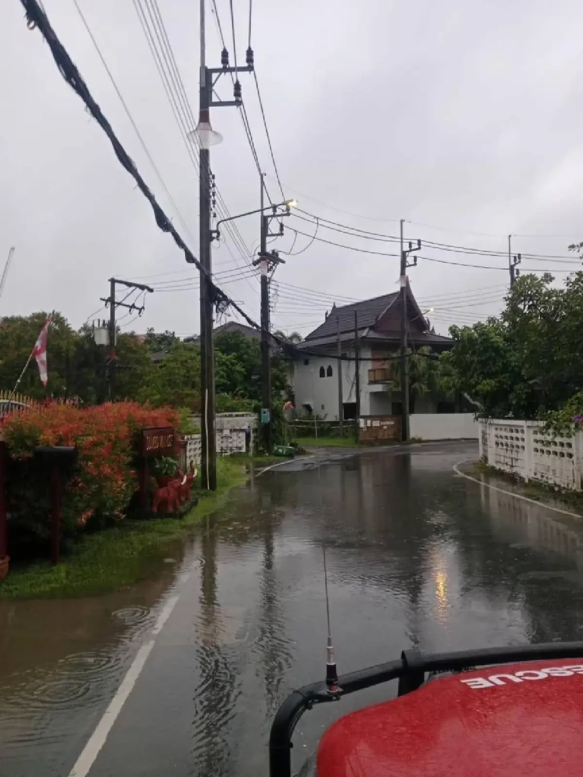 ด่วน! ต.กมลา ภูเก็ต วิกฤติน้ำท่วมหลายจุด ฝนถล่มไม่หยุด น้ำรอระบาย