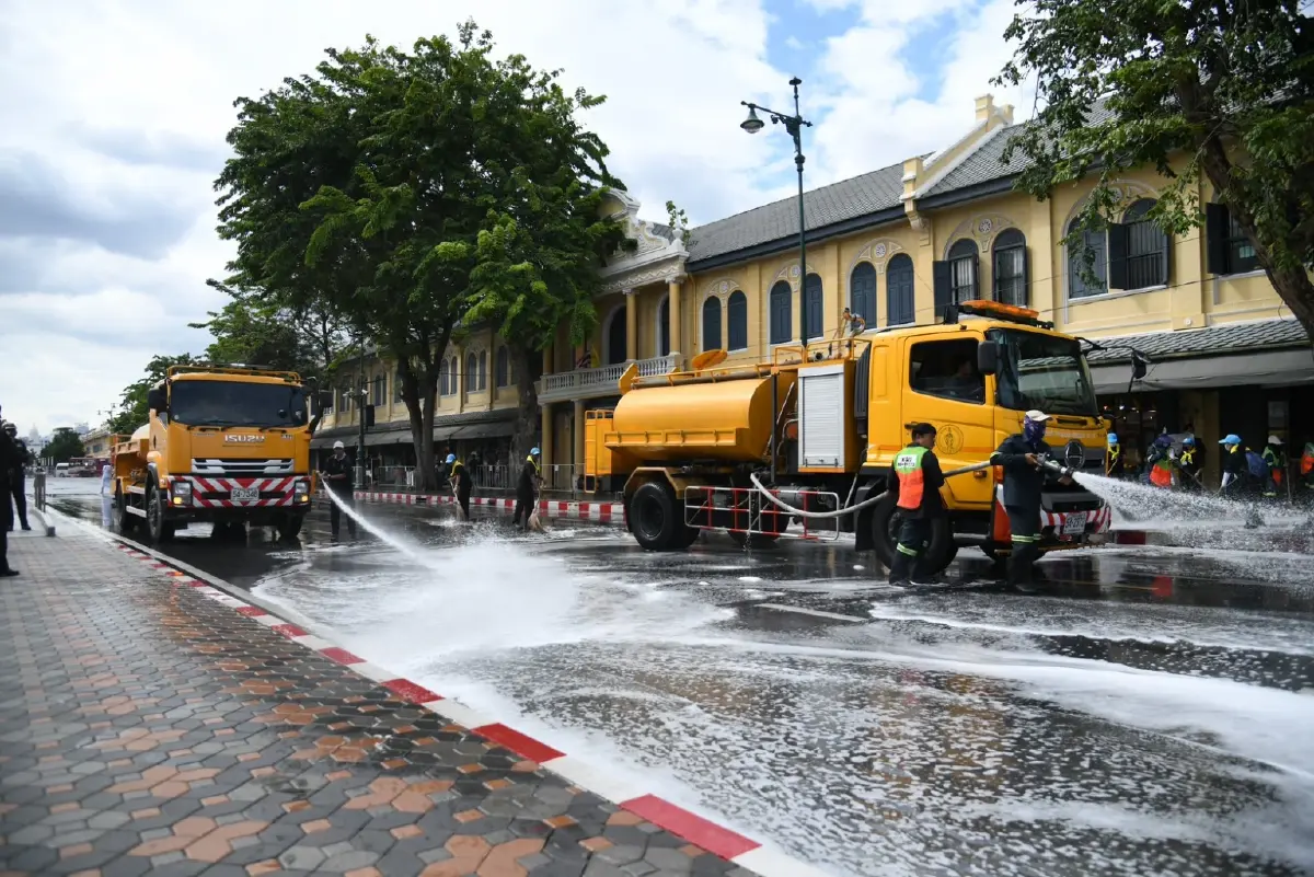 กทม. - จิตอาสา เตรียมความพร้อมเส้นทางเคลื่อนพระบรมศพ 'สมเด็จพระพันปีหลวง'