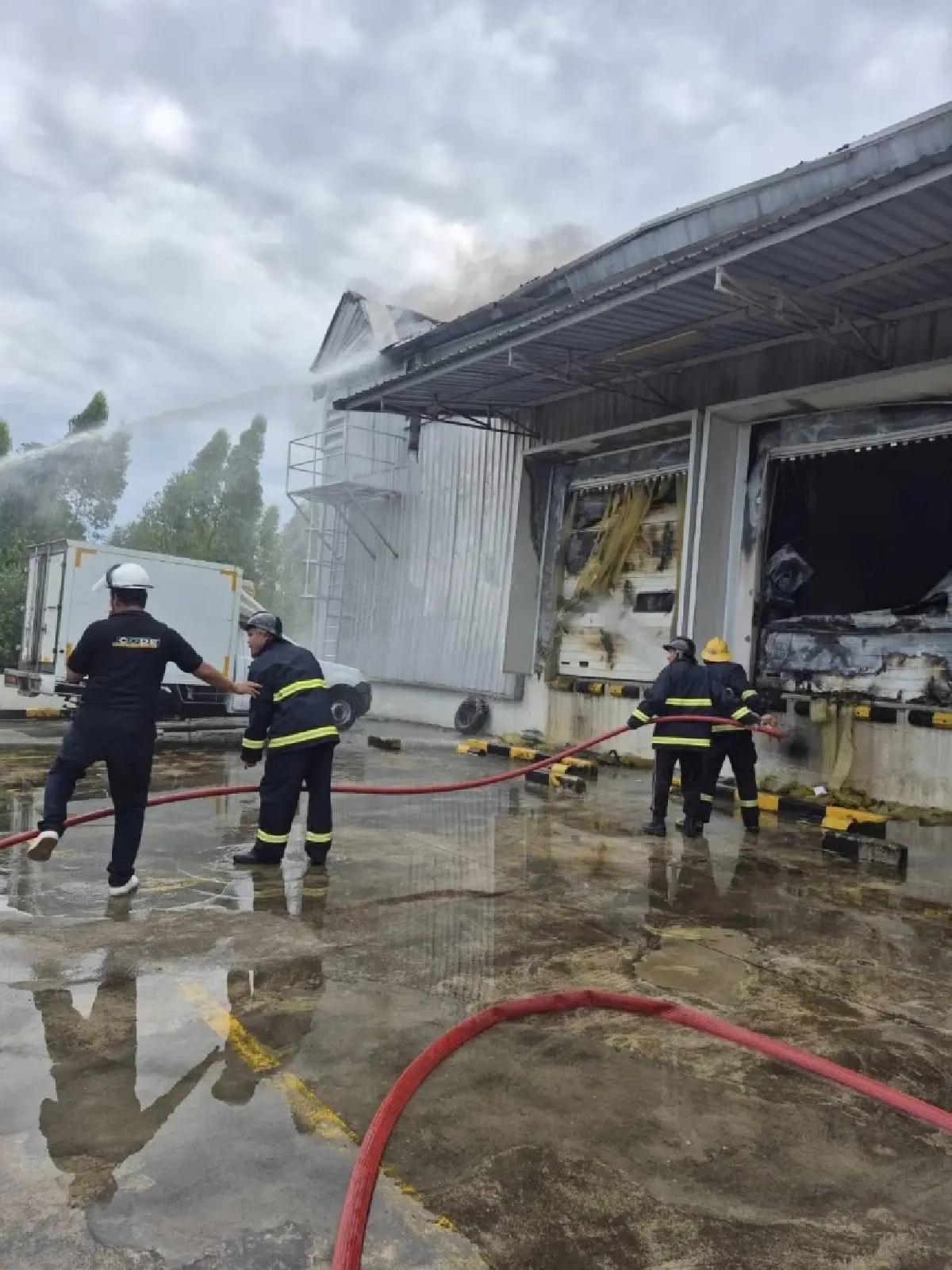 ด่วน ไฟไหม้โรงงานใหญ่ฉะเชิงเทรา โกดังเสียหายหนัก เร่งดับเพลิง