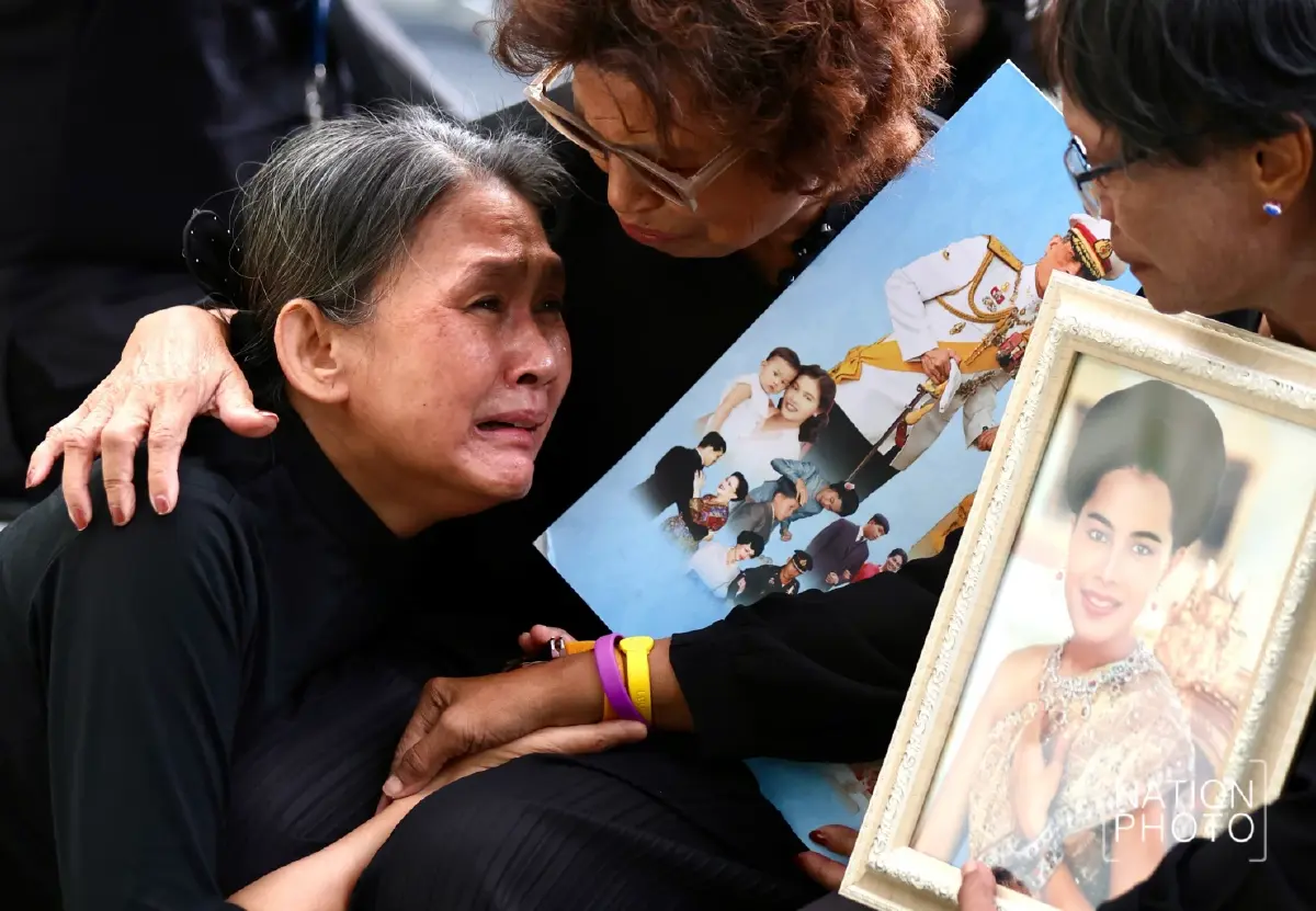 พสกนิกรทั่วสารทิศร่วมแสดงความอาลัย 'สมเด็จพระพันปีหลวง' ที่ รพ.จุฬาลงกรณ์