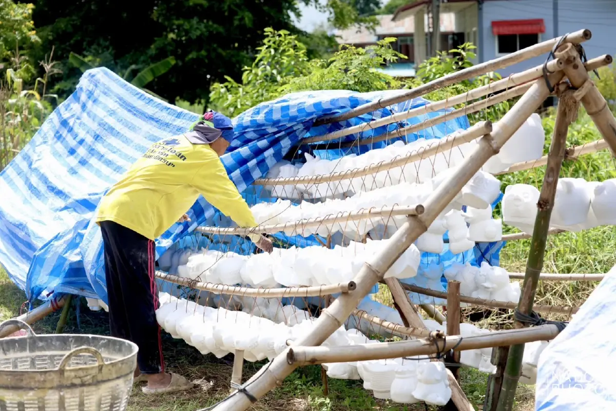กระทบหนัก น้ำท่วม บ้านจิกสามร้อย จ.พิจิตร แหล่งผลิตกระปุกออมสินรายใหญ่