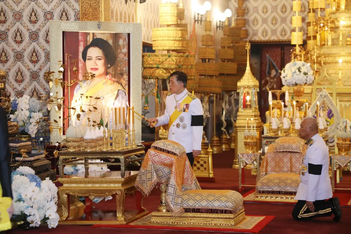'ในหลวง-พระราชินี' เสด็จฯ เชิญพระบรมศพ 'สมเด็จพระพันปีหลวง'