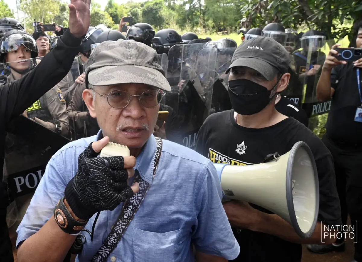 'วีระ' นำมวลชนฝ่าแนวกั้น 3 ชั้น ทวงคืนพื้นที่ไทย เจรจาก่อนปล่อยตัว