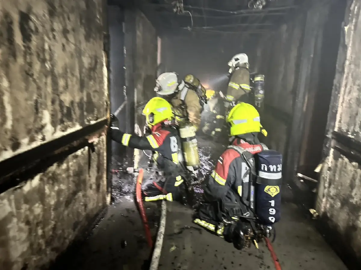 คืบหน้า ไฟไหม้โรงแรมดัง อุดมสุข 17 คนตกตึก เสียชีวิต เร่งดับเพลิง