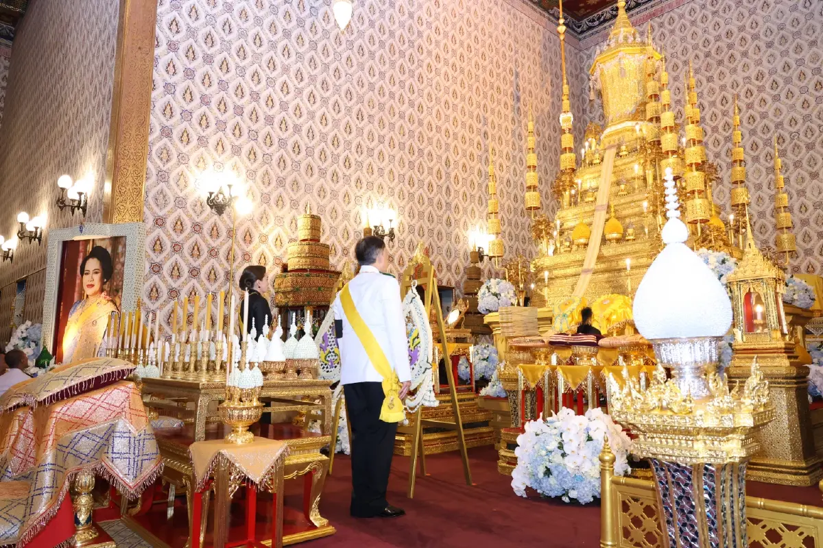'ในหลวง-พระราชินี' เสด็จฯ เชิญพระบรมศพ 'สมเด็จพระพันปีหลวง'