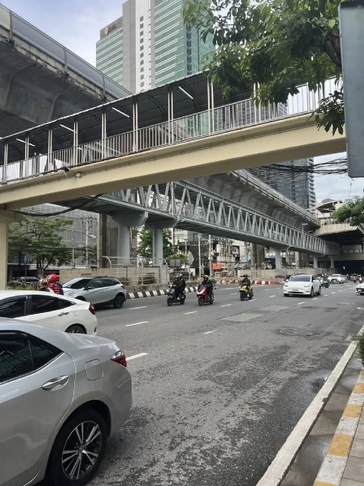 เปิดใช้แล้ว สกายวอล์ก สุรศักดิ์-กรุงเทพคริสเตียน แก้รถติดสาทร