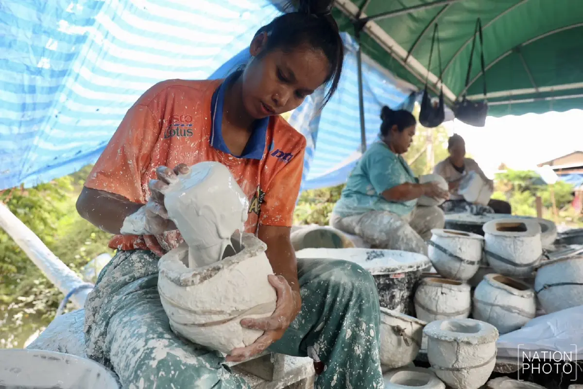 กระทบหนัก น้ำท่วม บ้านจิกสามร้อย จ.พิจิตร แหล่งผลิตกระปุกออมสินรายใหญ่