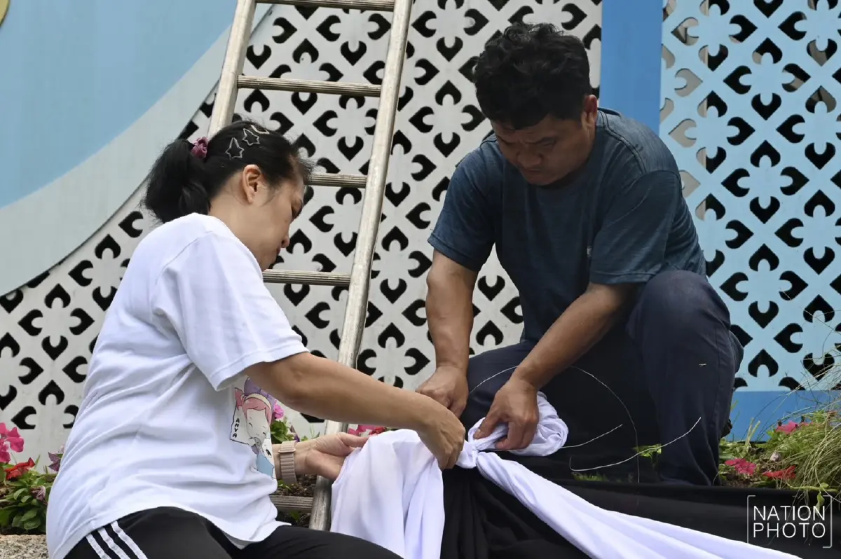 สวนพฤกษศาสตร์สมเด็จพระนางเจ้าสิริกิติ์ ประดับผ้าขาว-ดำ แสดงความอาลัย พระพันปีหลวง