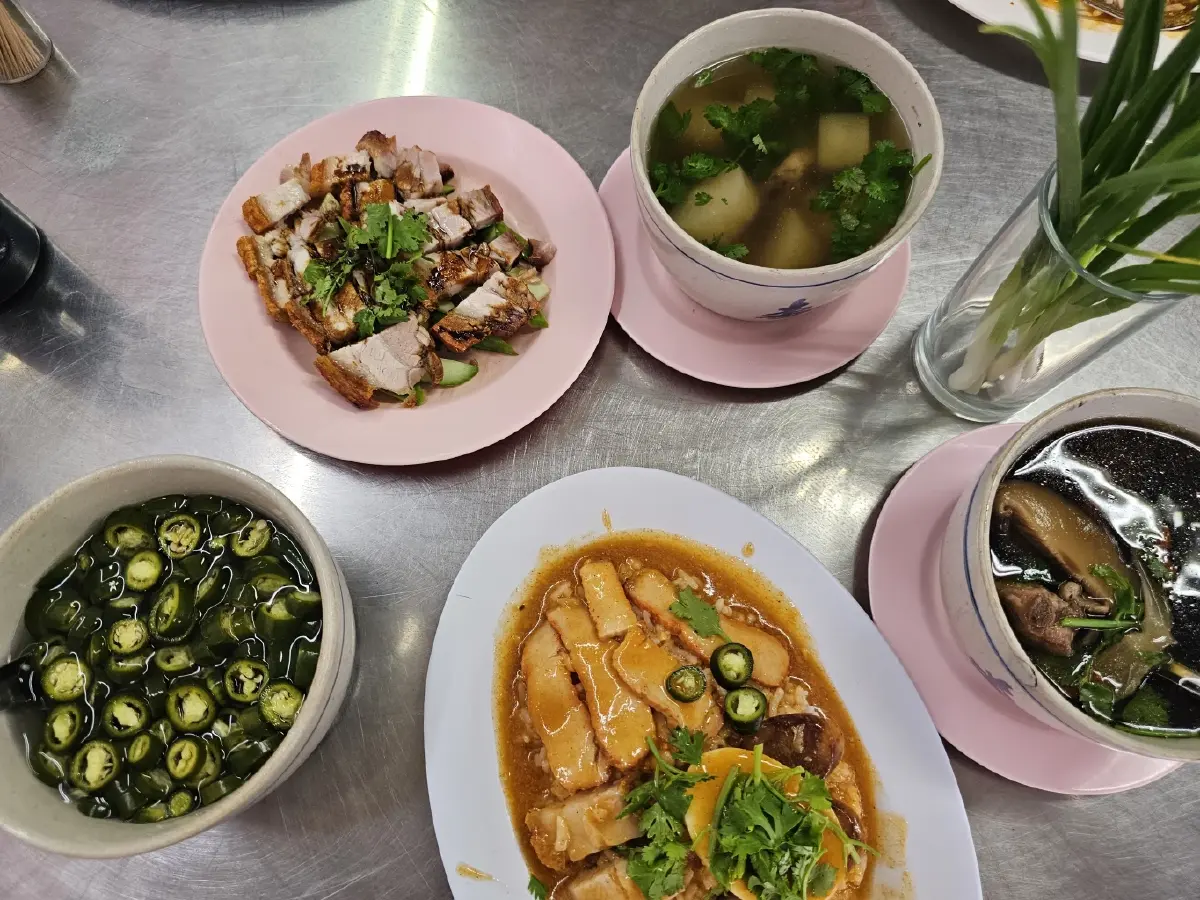 ‘ข้าวหมูแดงเวิ้งนครเขษม’ อร่อย ที่ ‘ซอยกำนันแม้น’ ขายมา 58 ปี