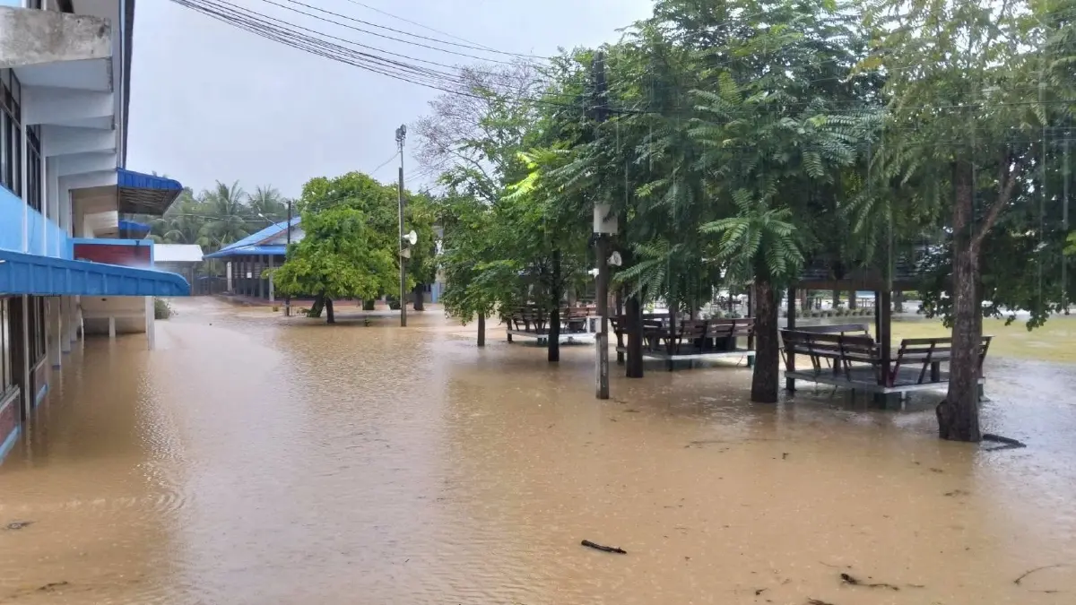 ฝนตกหนักสุราษฎร์ฯ สั่งปิดโรงเรียนไชยาสุริยา น้ำท่วม ระวังไฟดูด