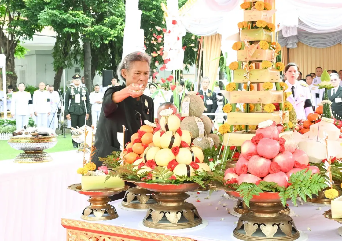 กรมสมเด็จพระเทพรัตนราชสุดาฯ ทรงบวงสรวงราชรถ ในพระราชพิธีถวายพระเพลิงพระบรมศพฯ