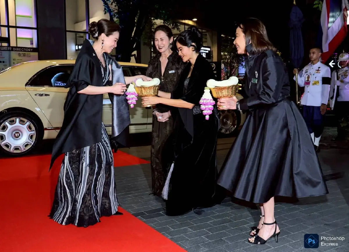 พระราชินี เสด็จฯ ทอดพระเนตรนิทรรศการ-งานแสดงแฟชั่นโชว์ 45 ปี ห้องเสื้อพิจิตรา