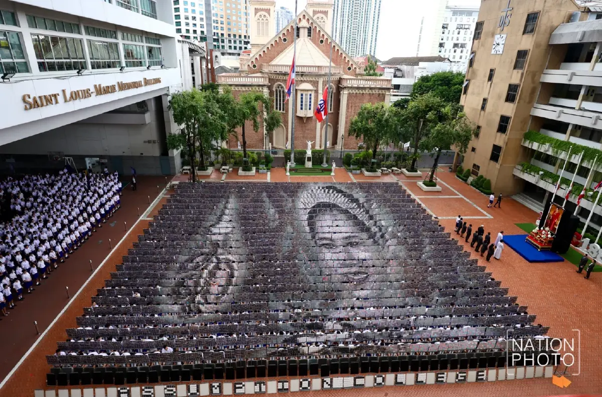 ชาวอัสสัมชัญ แปรอักษร พระบรมราชชนนีพันปีหลวง แสดงความอาลัย