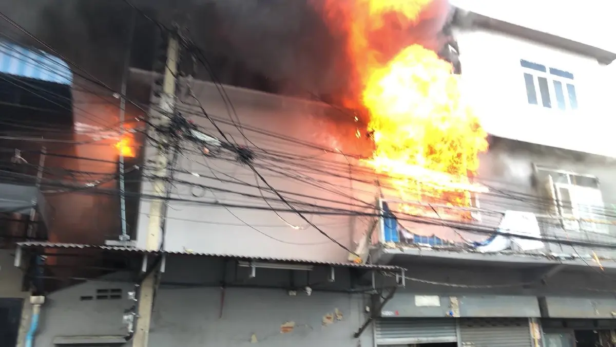 ระทึก เกิดเหตุ ไฟไหม้บ้าน 3 ชั้น ซ.สรณคมน์ 2 เขตดอนเมือง บาดเจ็บ 1 ราย