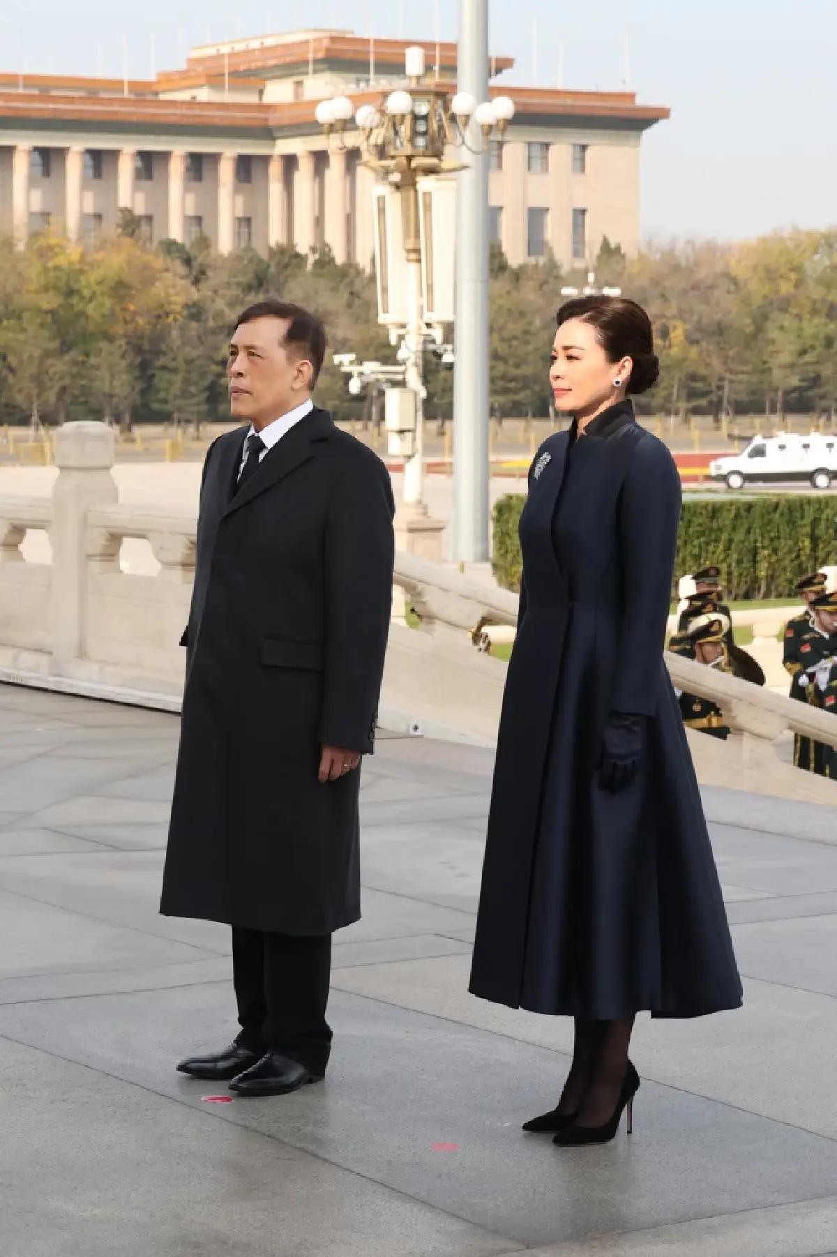 ในหลวง พระราชินี เสด็จฯ ทรงวางพวงมาลา ณ อนุสาวรีย์วีรชน จัตุรัสเทียนอันเหมิน