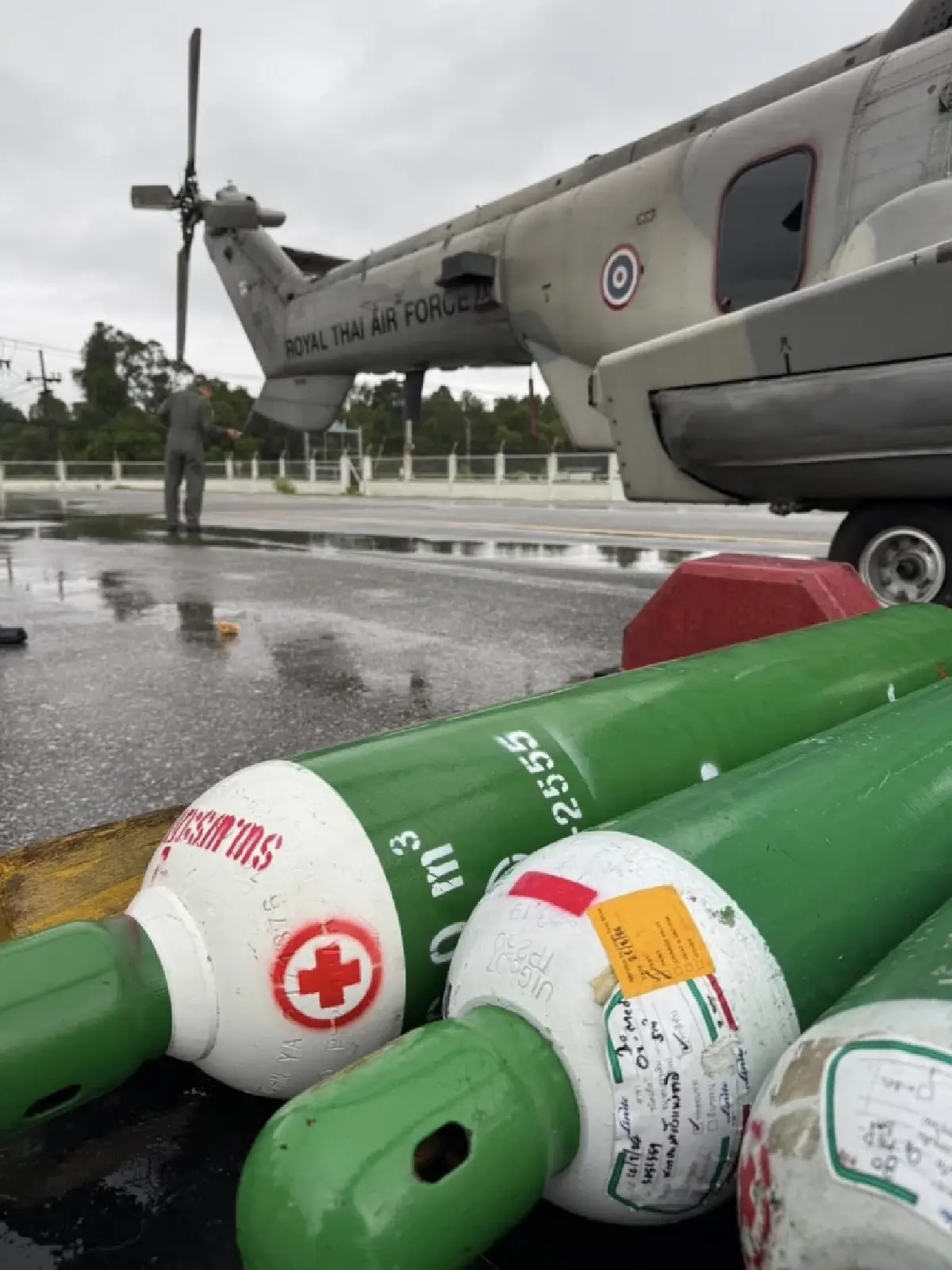 ปฏิบัติการด่วน บินนำส่ง 'ถังออกซิเจน' ผู้ป่วย รพ.หาดใหญ่ วิกฤตน้ำท่วม