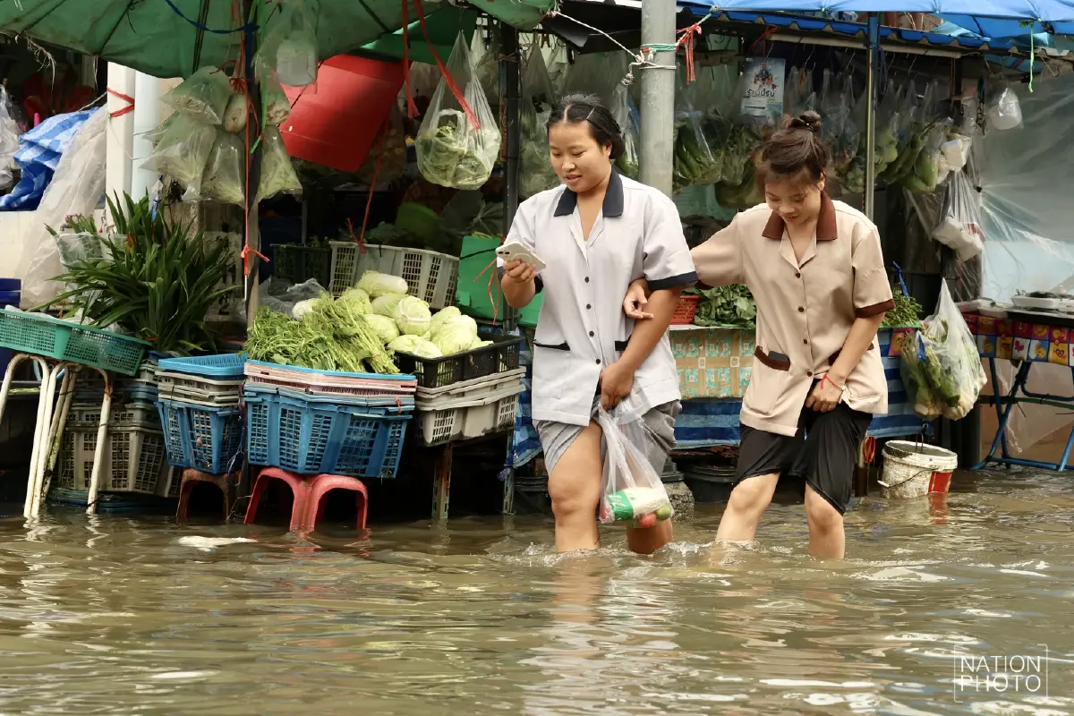 ฝนถล่มกรุง! ดอนเมืองน้ำยังท่วมขัง ถนนสรงประภา น้ำยังท่วมขัง
