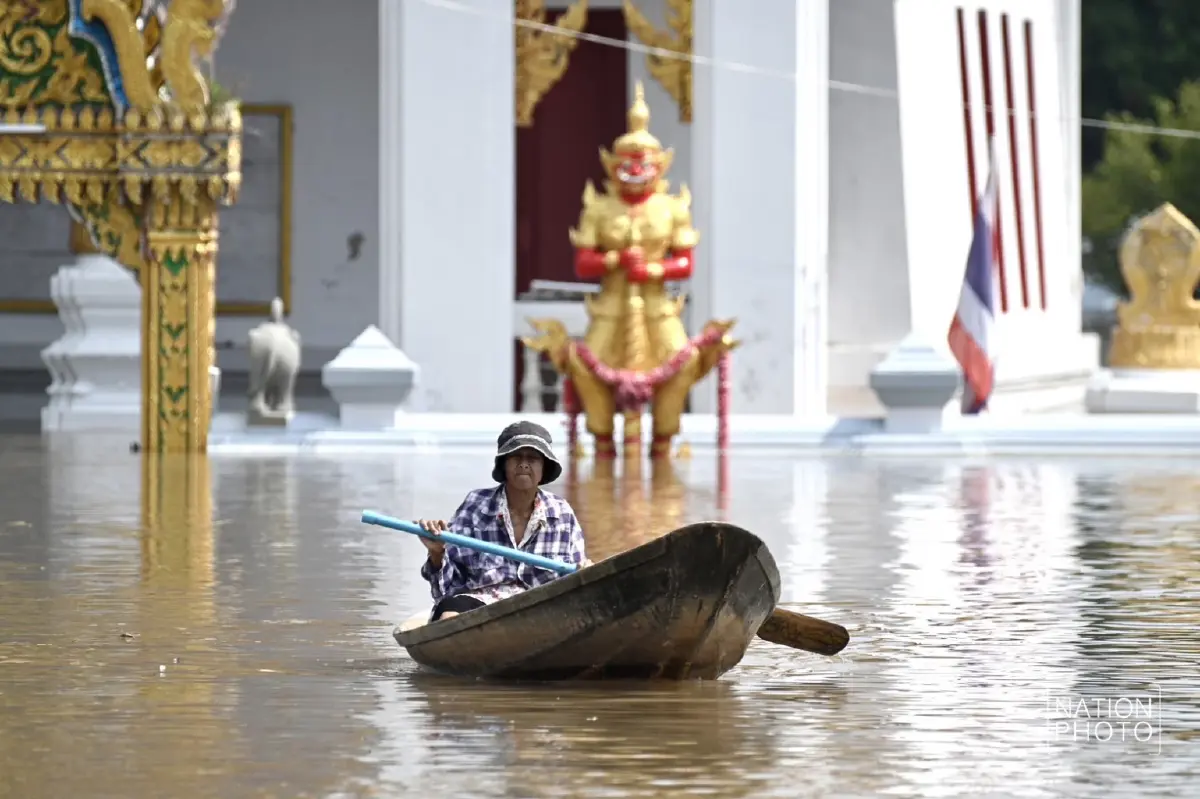 อัปเดต 'น้ำท่วมอยุธยา' ชาวบ้าน ต.หัวเวียง พายเรือมารอต้อนรับ นายกฯ ลงพื้นที่