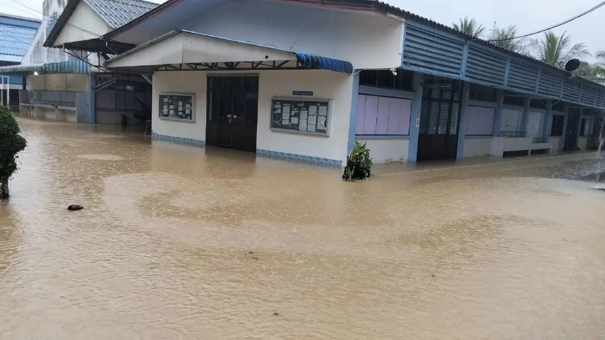 ฝนตกหนักสุราษฎร์ฯ สั่งปิดโรงเรียนไชยาสุริยา น้ำท่วม ระวังไฟดูด