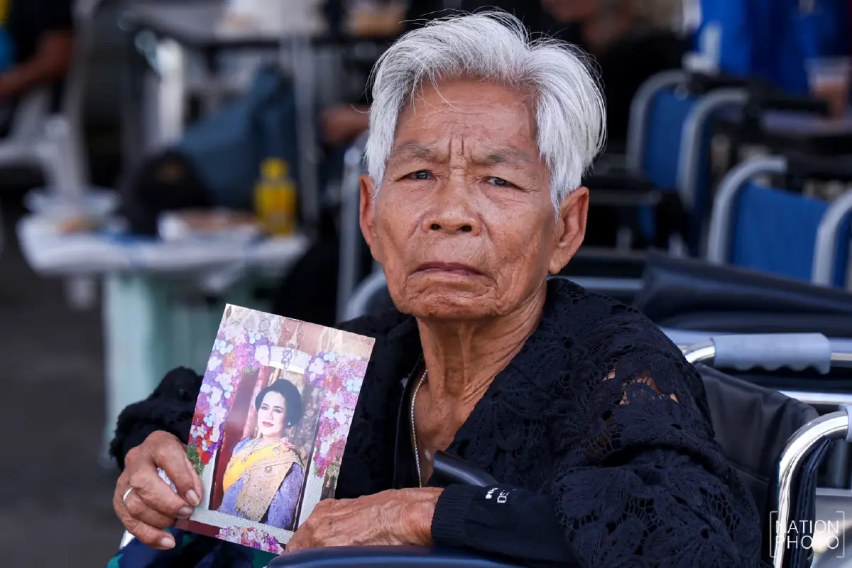สำนักพระราชวัง เปิดให้ประชาชน ถวายบังคมพระบรมศพ 'พระพันปีหลวง' เป็นวันแรก