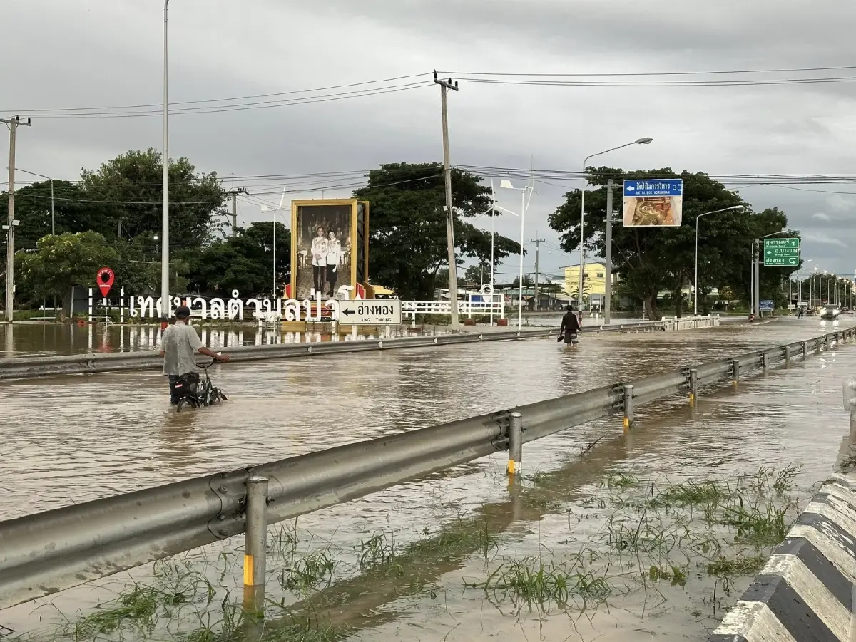 อ่างทองวิกฤติ! น้ำท่วมคอสะพานป่าโมก 40 ซม.ขึ้นไป รถเล็กหลีกด่วน