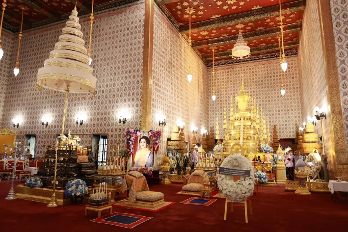 รองประธานประเทศ สปป.ลาว วางพวงมาลาถวายสักการะพระบรมศพ \'พระพันปีหลวง\'