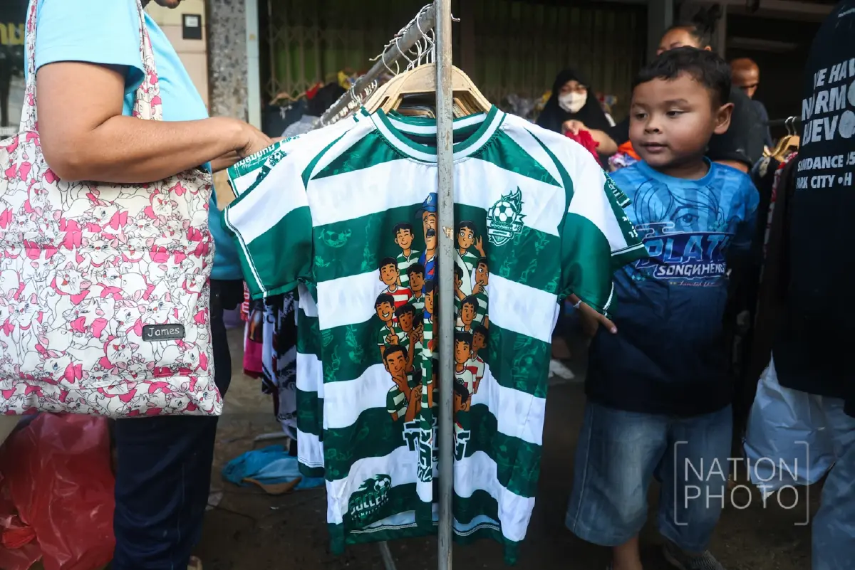 น้ำท่วมคลี่คลาย พ่อค้า-แม่ค้าหาดใหญ่ ขนสินค้าน้ำท่วม ขายราคาถูก