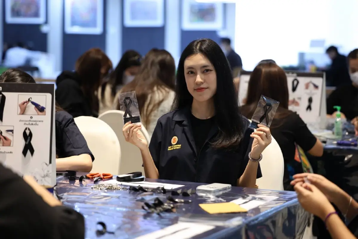 ‘นักศึกษาธรรมศาสตร์’ ทำความดีถวายความอาลัย ‘สมเด็จพระพันปีหลวง’