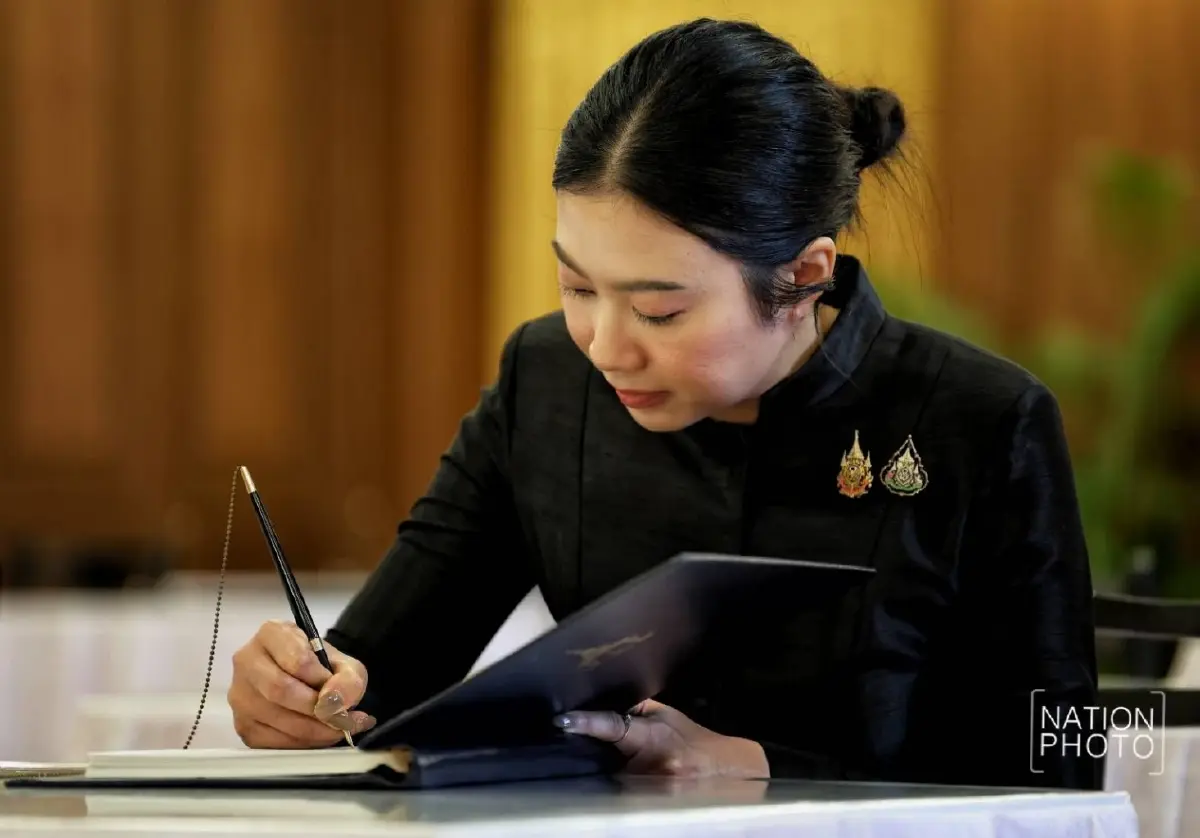 ประชาชน ดาราดัง เข้าถวายสักการะพระฉายาลักษณ์ สมเด็จพระพันปีหลวง