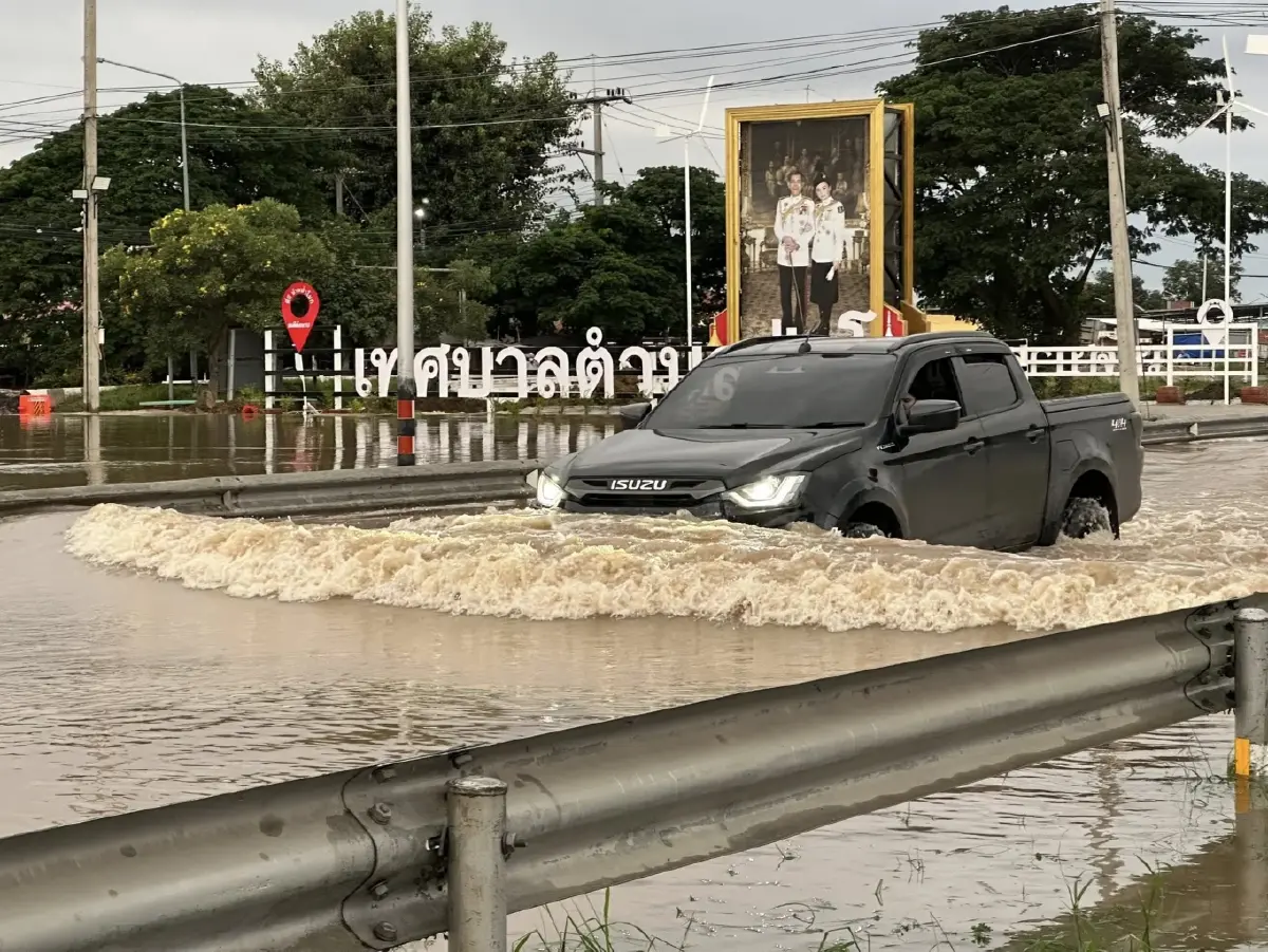 อ่างทองวิกฤติ! น้ำท่วมคอสะพานป่าโมก 40 ซม.ขึ้นไป รถเล็กหลีกด่วน